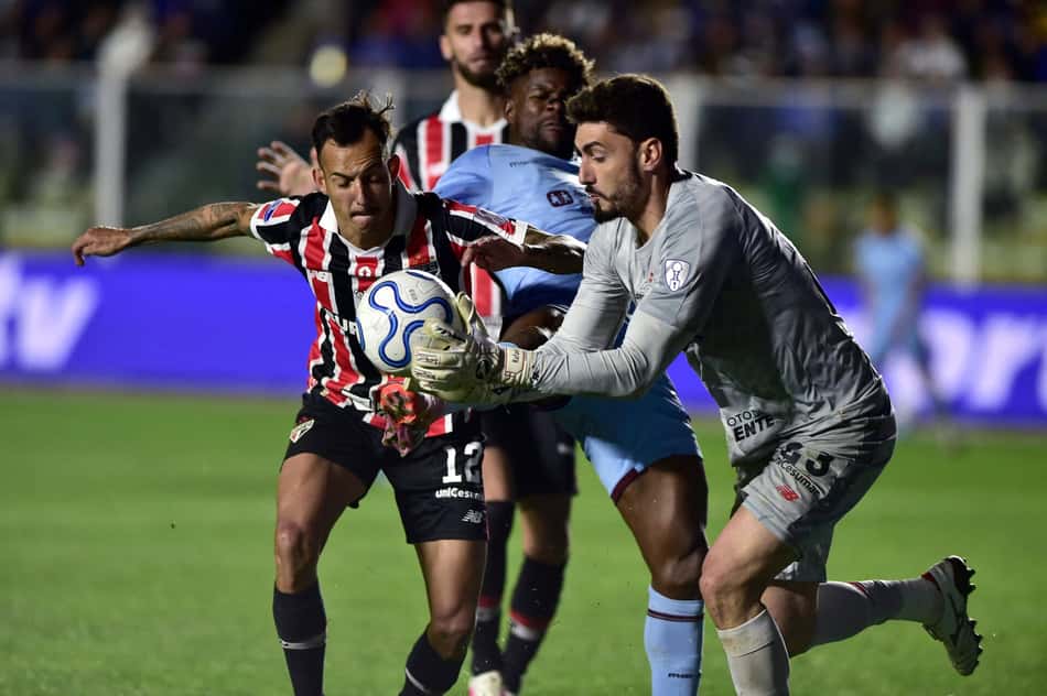 Jogadores de Bolivar e São Paulo em campo brigando pela bola