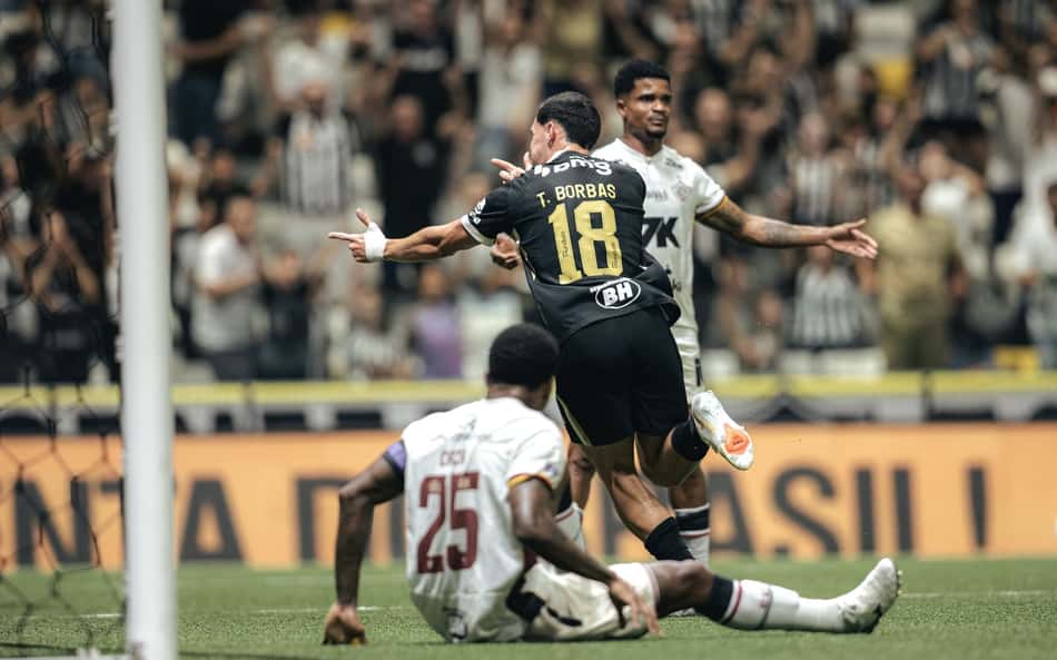 Thiago Borbas comemorando gol após 13 meses sem marcar