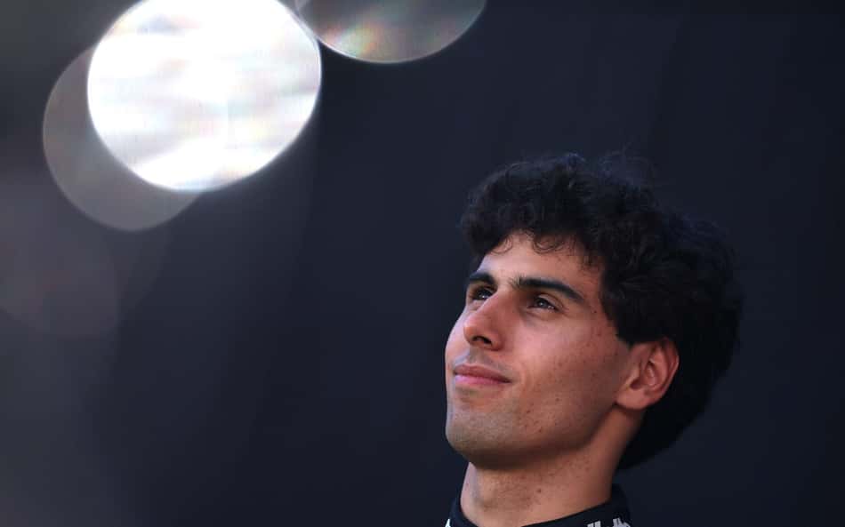 Gabriel Bortoleto posa para retrato antes do GP da Austrália de Fórmula 1 no Albert Park, em Melbourne (Foto: Martin Keep/AFP)