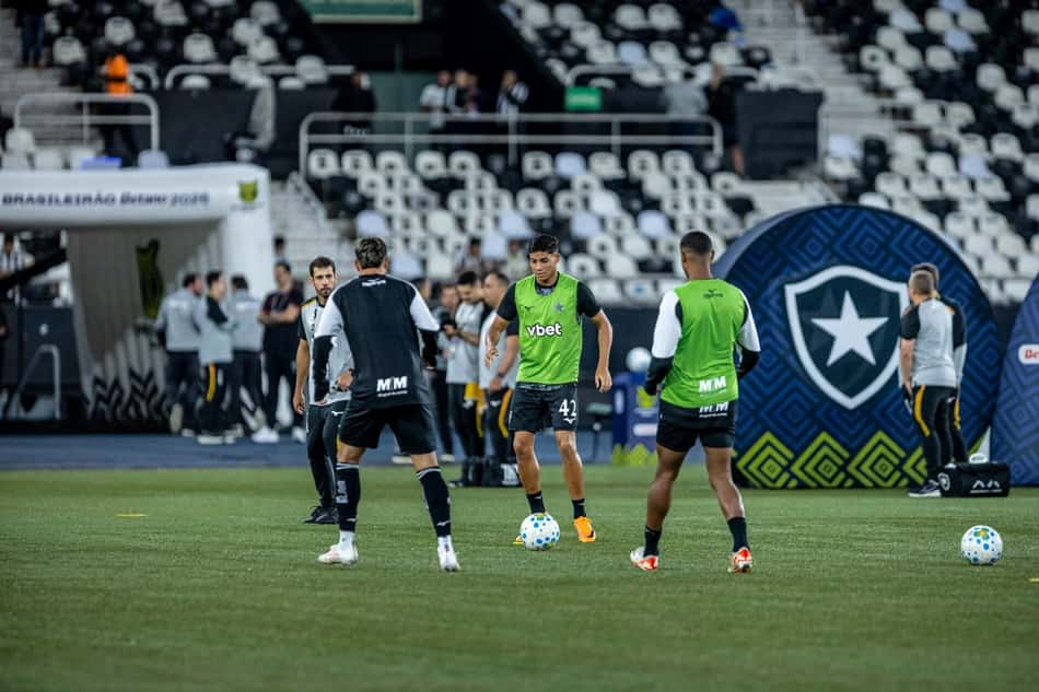 Partida entre o Botafogo e o Athletico-PR, valida pela 24a rodada do Campeonato Brasileiro da Serie A de 2026, realizada no Estádio Nilton Santos, nesta segunda-feira, 24 de agosto de 2026.