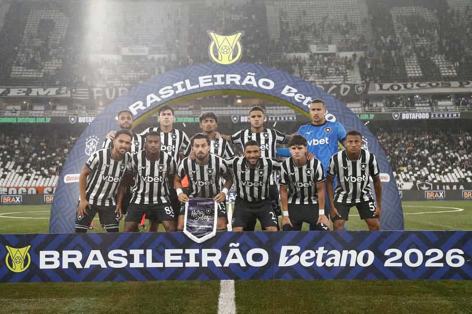 Time do Botafogo perfilado em partida contra o Athletico-PR, pelo Campeonato Brasileiro 
