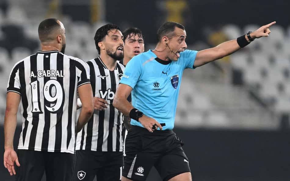 Arbitragem de Botafogo e Cienciano chama artenção dos torcedores