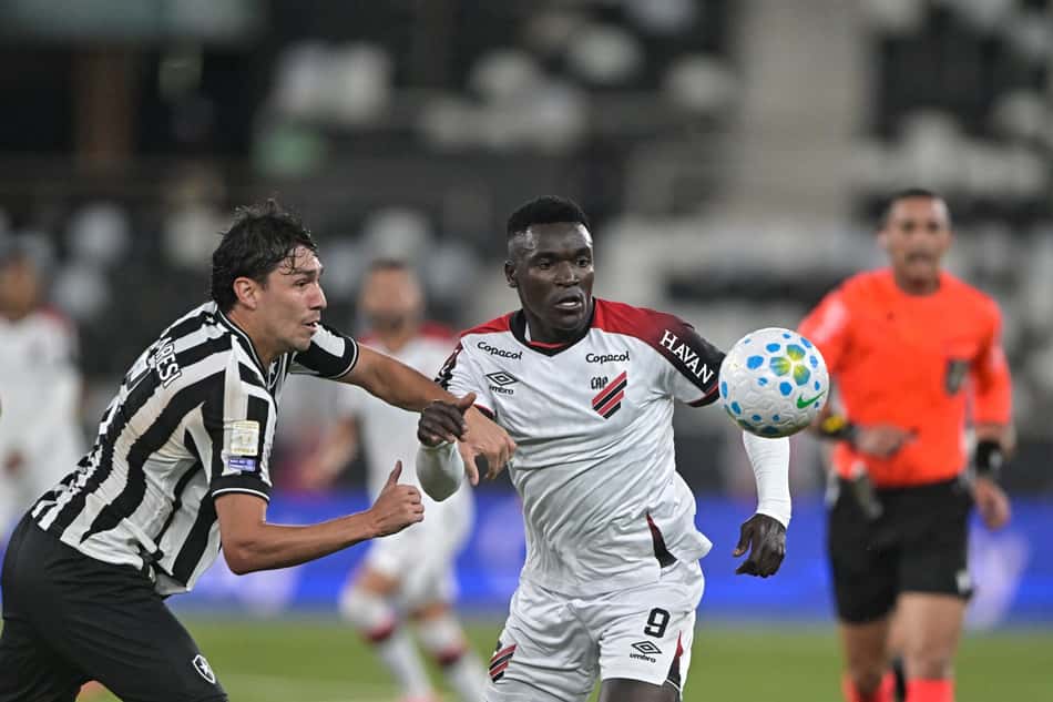 Ferraresi jogador do Botafogo disputa lance com Viveros jogador do Athletico-PR durante partida no estádio Engenhao pelo campeonato Brasileiro A 2026.