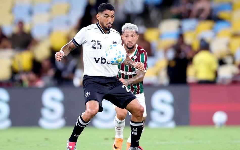 Lucho e Allan disputando a posse da bola no jogo entre Botafogo e Fluminense