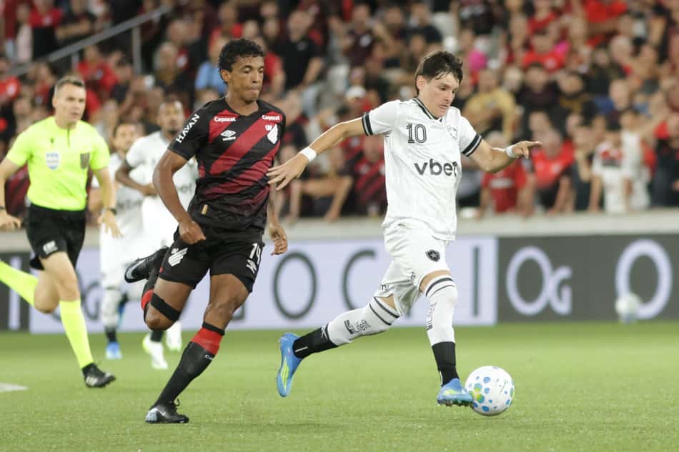 Luiz Gustavo e Montoro durante a partida entre Athletico Paranaense e Botafogo, válida pela quinta rodada do Campeonato Brasileiro 2026, disputada na Arena da Baixada, em Curitiba, na noite deste domingo, 29.