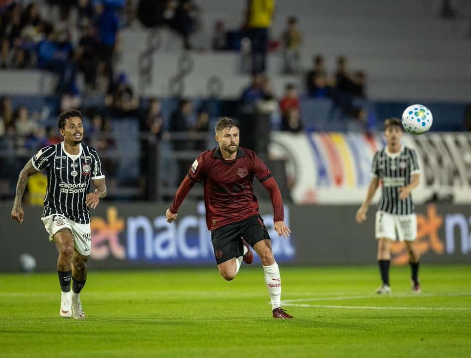 Disputa de bola em Bragantino x Corinthians