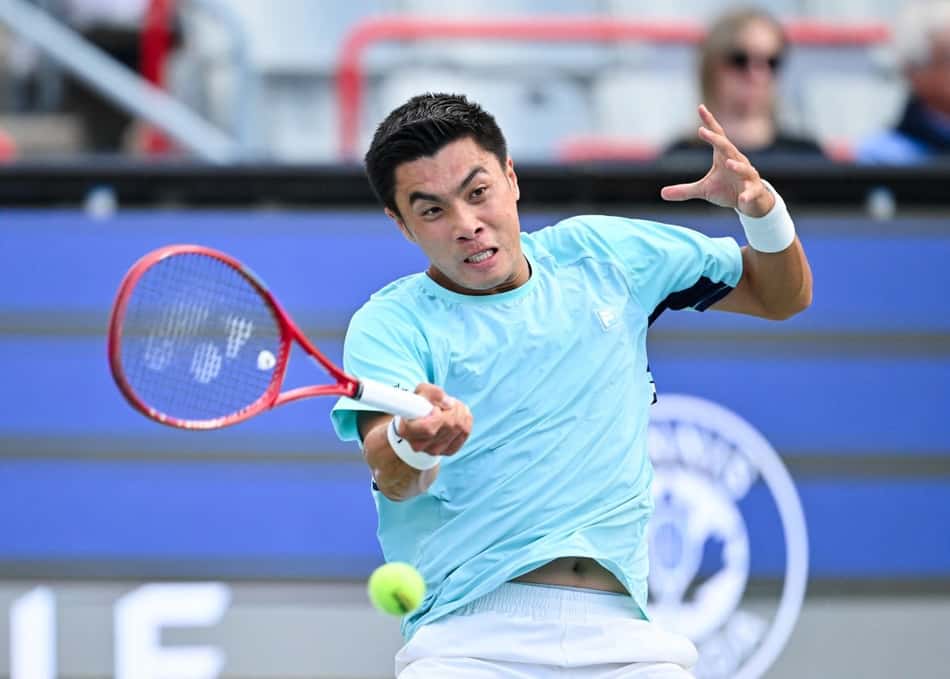 Brandon Nakashima na vitória sobre Rafael Jodar (Foto: Minas Panagiotakis /Getty Images via AFP)