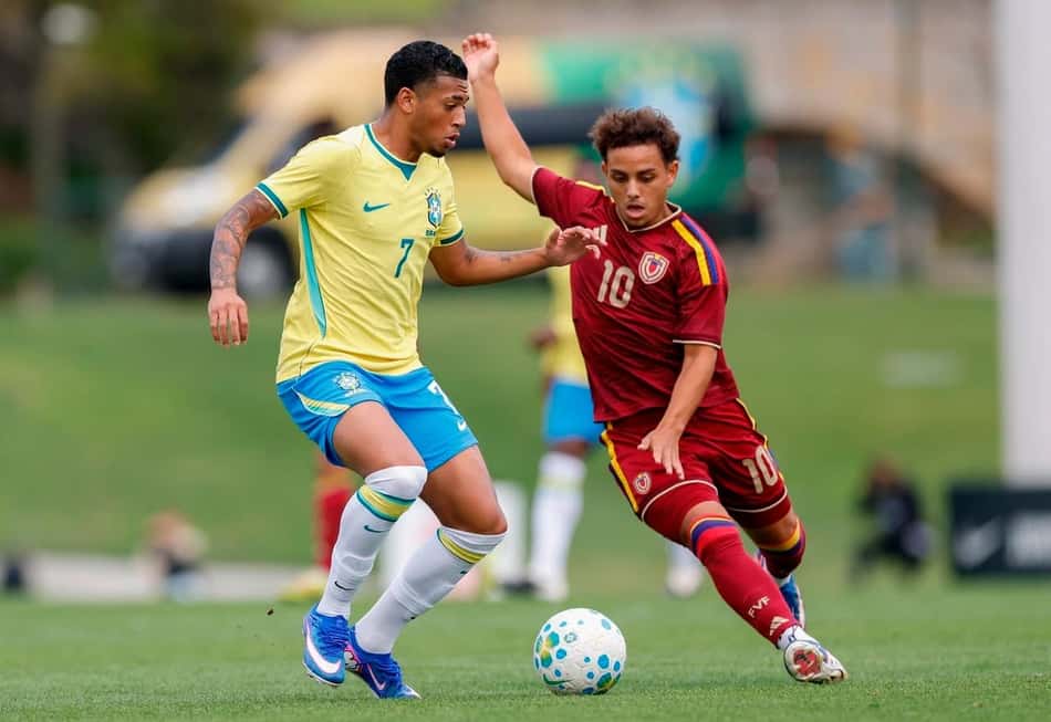 Kauê Furquim em ação pela Seleção Sub-17.