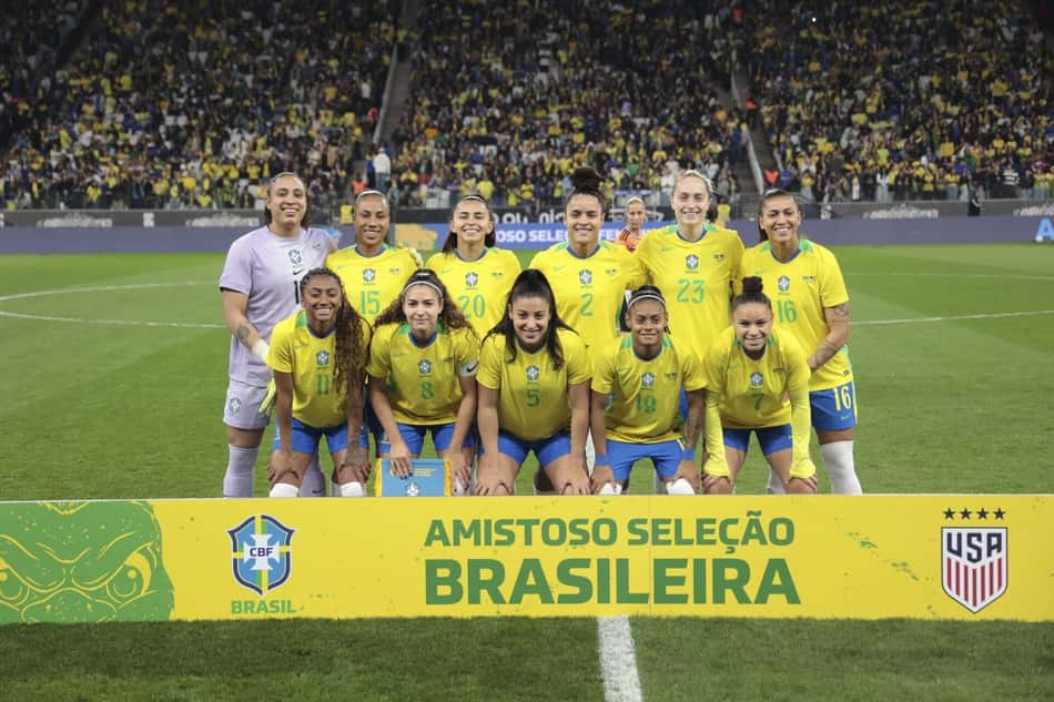 Seleção Feminina posada antes do amistoso contra os Estados Unidos na Neo Química Arena
