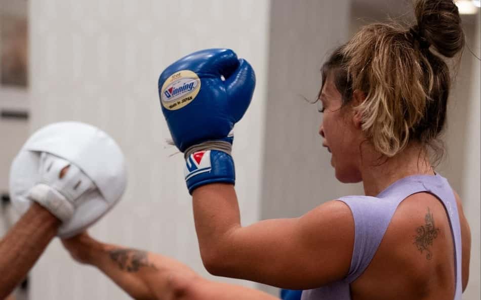 Brasileira campeã do UFC manda recado após encarada