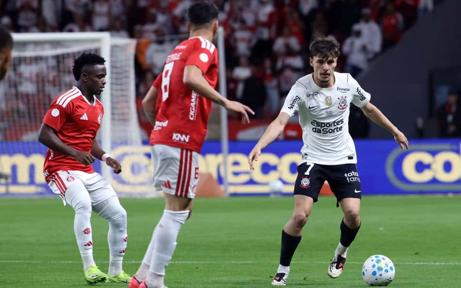 Breno Bidon é cercado por Carbonero e Bruno Henrique no duelo entre Corinthians e Inter