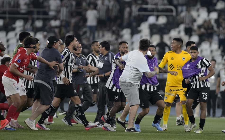 Confusão em Botafogo x Cienciano termina com profissional detido