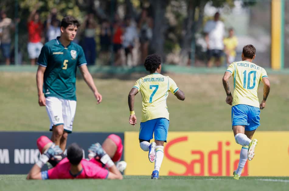 Bruninho sai para comemorar o gol que abriu o placar para o Brasil no amistoso contra a Bolívia