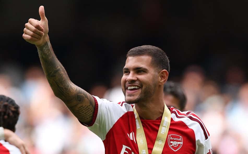 Bruno Guimarães com medalha da Supercopa da Inglaterra apontando para cima