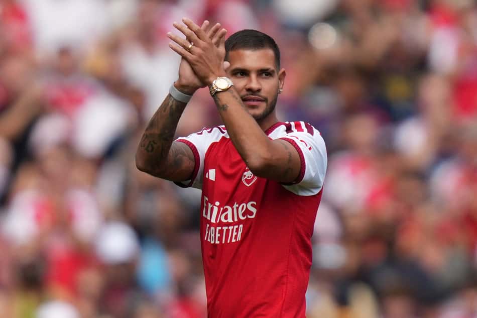 Bruno Guimarães aplaude torcida do Arsenal