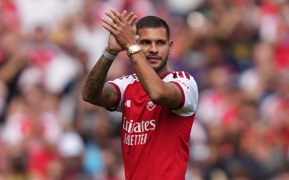 Bruno Guimarães aplaude torcida do Arsenal