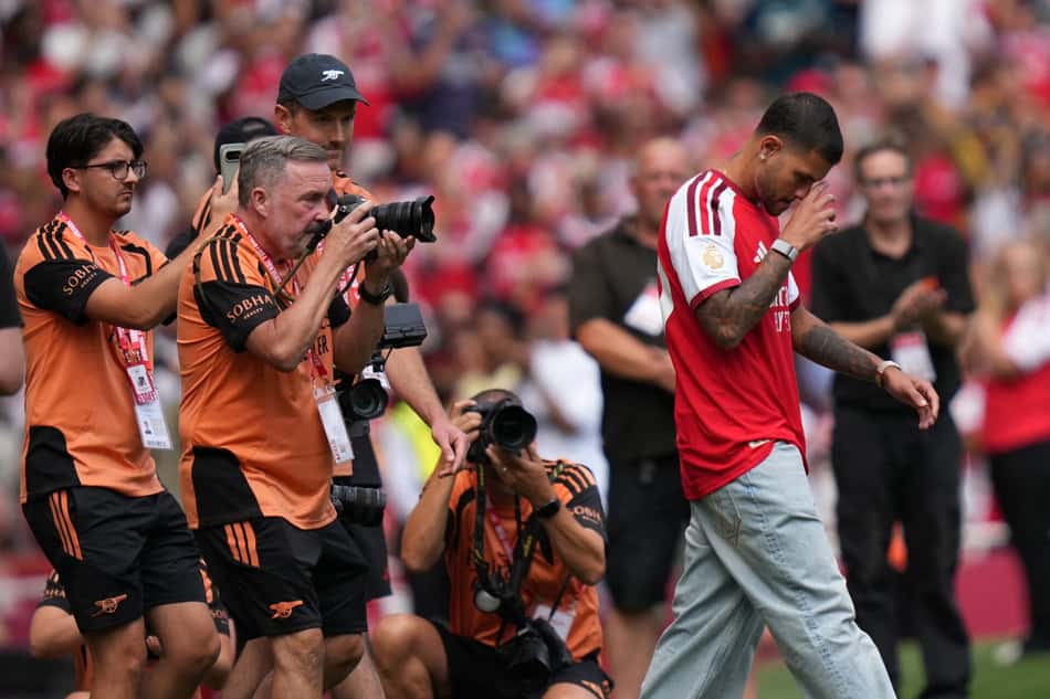 Bruno Guimarães faz o sinal da cruz ao entrar no gramado do Emirates