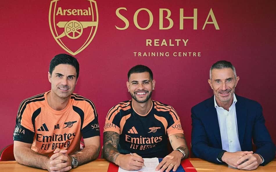 Bruno Guimarães assina contrato pelo Arsenal ao lado de Arteta e Andrea Berta