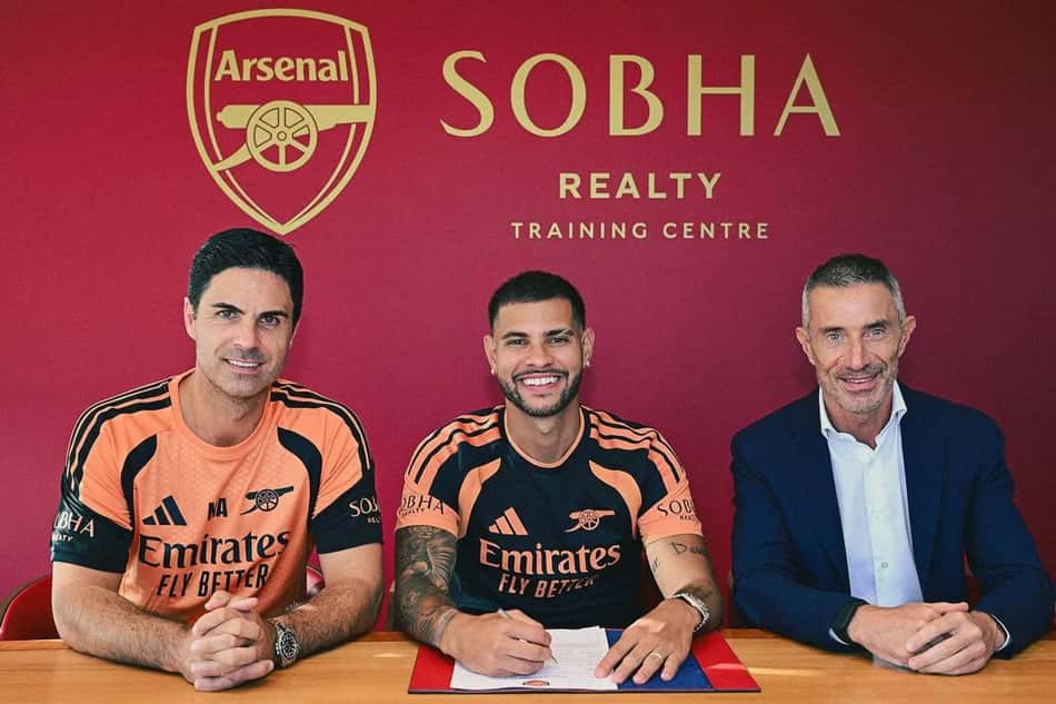 Bruno Guimarães assina contrato pelo Arsenal ao lado de Arteta e Andrea Berta