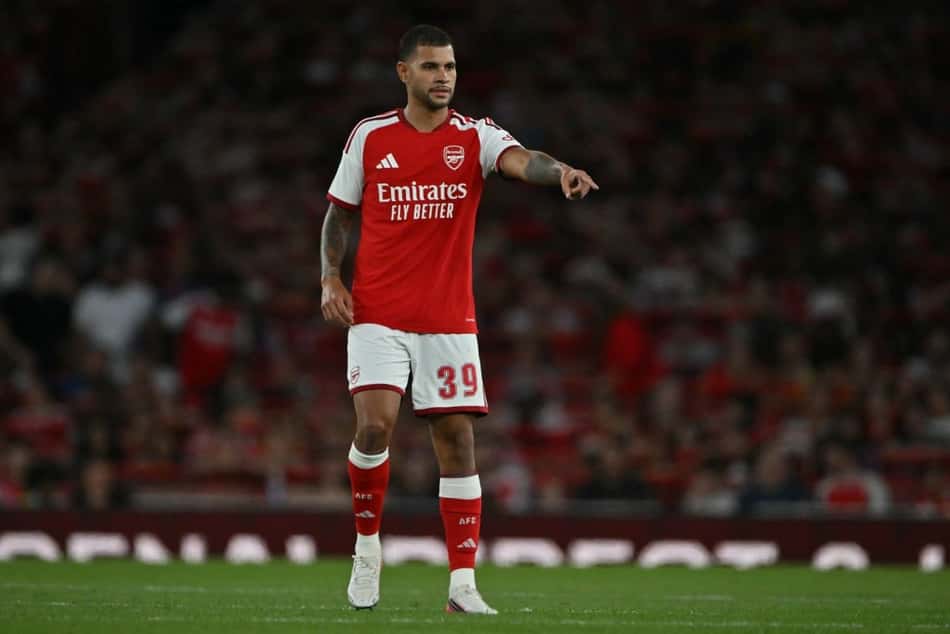 Bruno Guimarães em ação durante primeiro amistoso de pré-temporada com o Arsenal