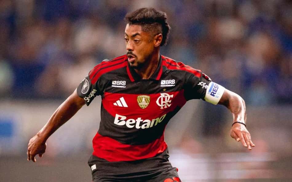 Bruno Henrique em ação pelo Flamengo contra o Cruzeiro