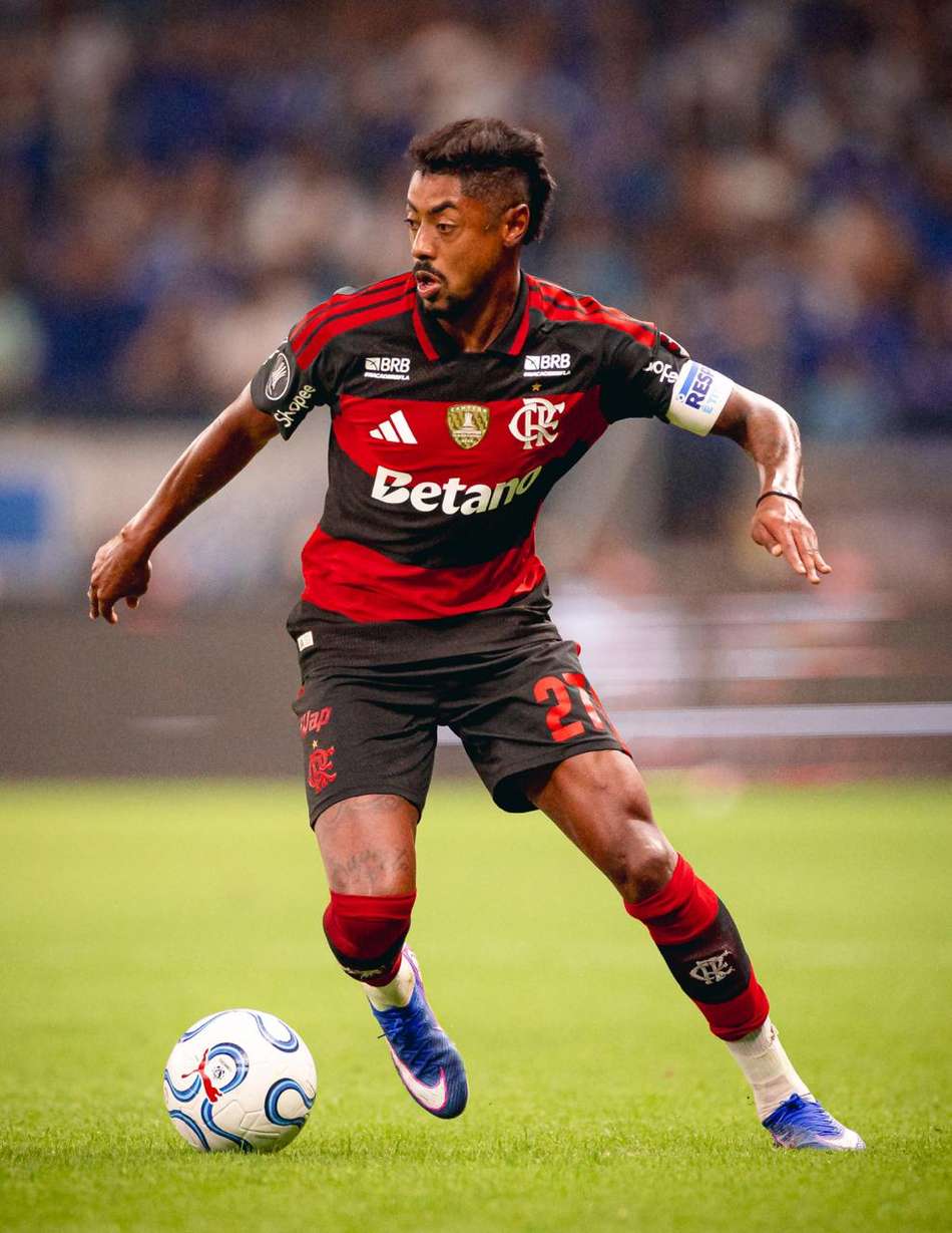 Bruno Henrique em ação pelo Flamengo contra o Cruzeiro
