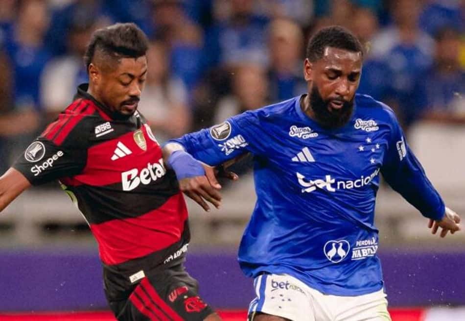 Bruno Henrique, do Flamengo, e Gerson, do Cruzeiro, disputam a bola