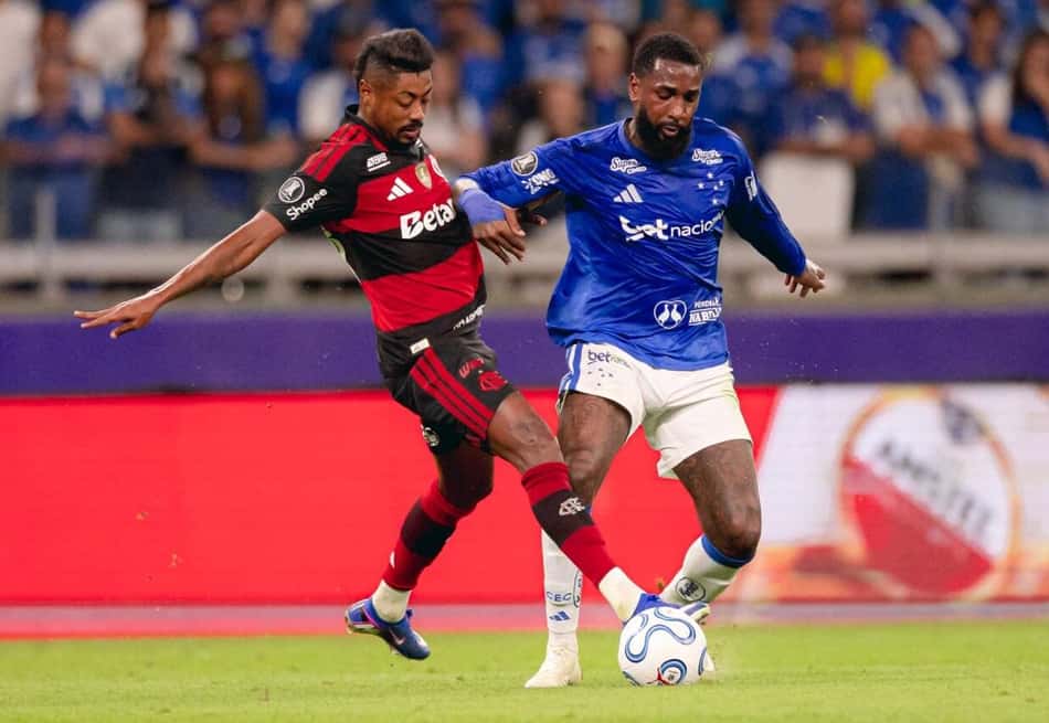 Bruno Henrique, do Flamengo, e Gerson, do Cruzeiro, disputam a bola