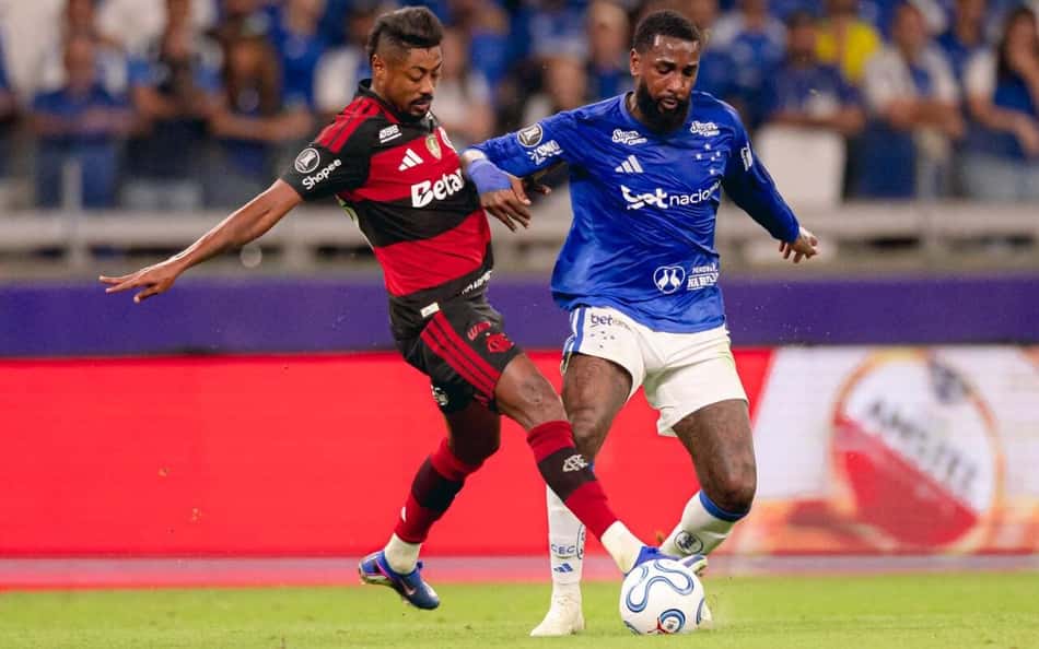 Bruno Henrique, do Flamengo, e Gerson, do Cruzeiro, disputam a bola
