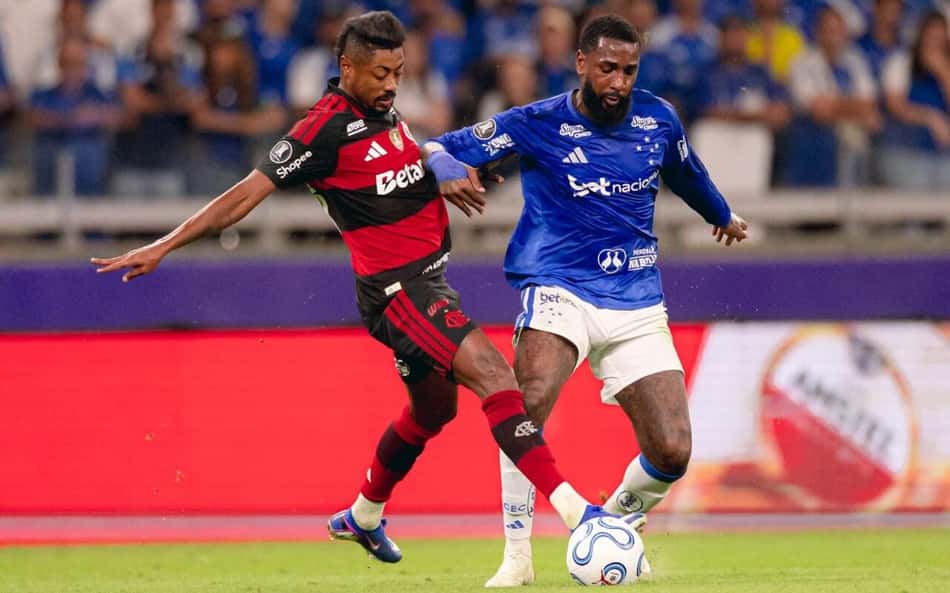 Bruno Henrique, do Flamengo, e Gerson, do Cruzeiro, disputam a bola