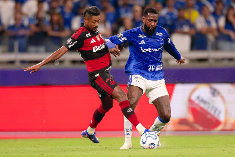 Bruno Henrique, do Flamengo, e Gerson, do Cruzeiro, disputam a bola