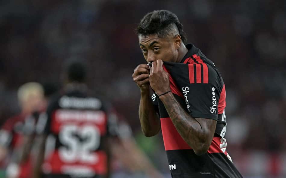 Bruno Henrique celebra gol contra o Vitória no Maracanã