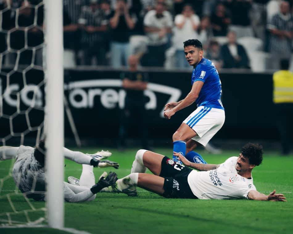 Bruno Rodrigues aproveita o rebote de Hugo Souza para abrir o placar para o Cruzeiro contra o Corinthians