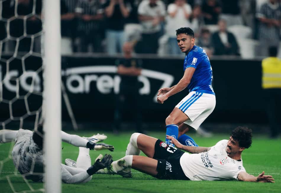 Bruno Rodrigues aproveita o rebote de Hugo Souza para abrir o placar para o Cruzeiro contra o Corinthians