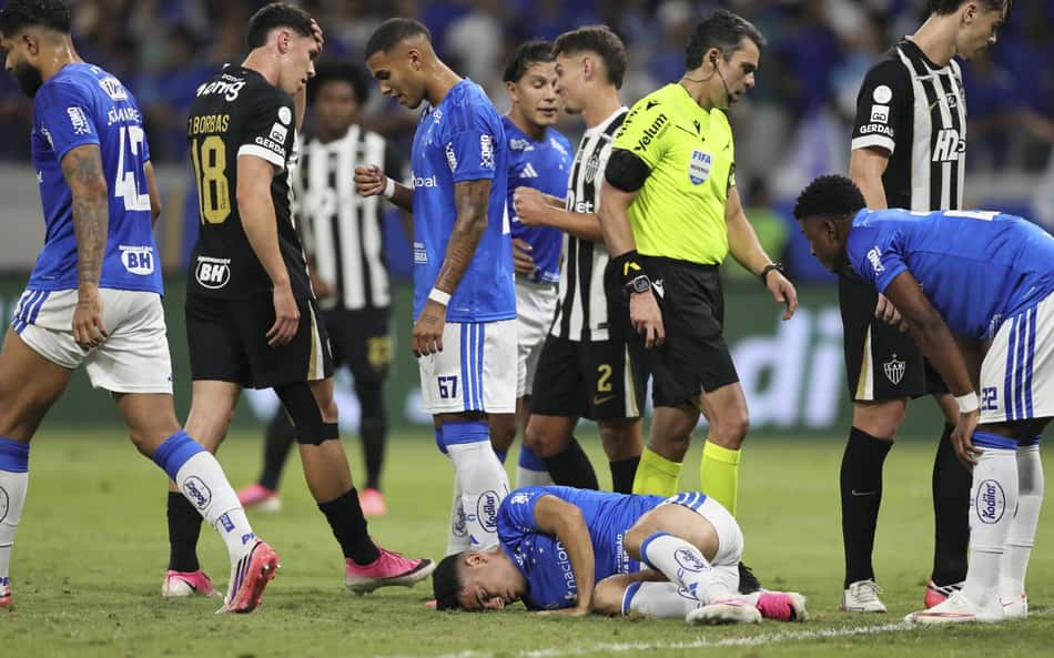 Bruno Rodrigues caído no chão após choque com Everson