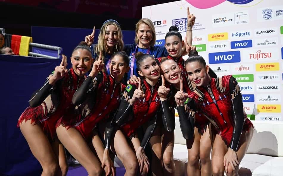 Atletas do conjunto brasileiro de ginástica rítmica fazem "1" com a mão após segunda medalha de ouro conquistada no Mundial de Frankfurt