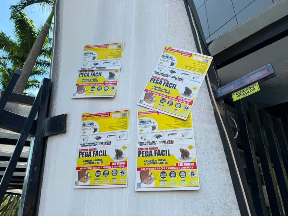 Torcedores do Corinthians espalham ratoeiras em protesto.