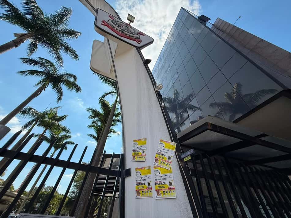 Torcedores do Corinthians espalham ratoeiras em protesto.