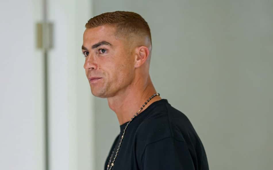 Cristiano Ronaldo segurando uma bolsa em publicação no Instagram