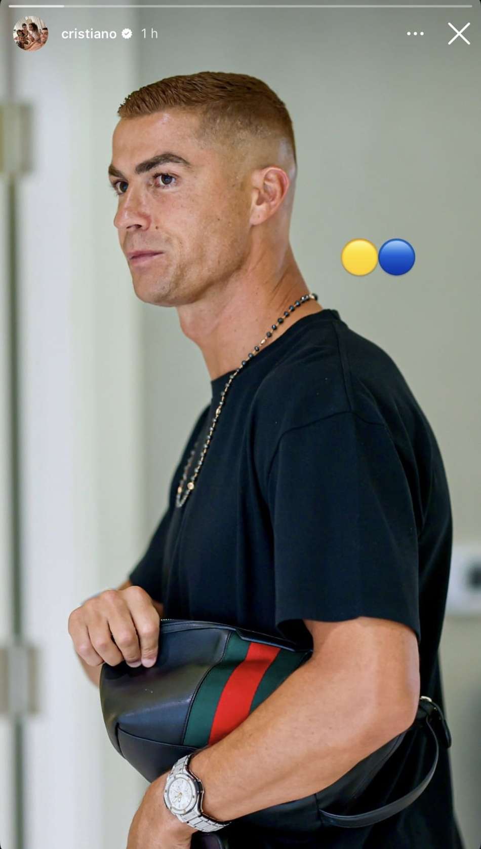 Cristiano Ronaldo segurando uma bolsa em publicação no Instagram