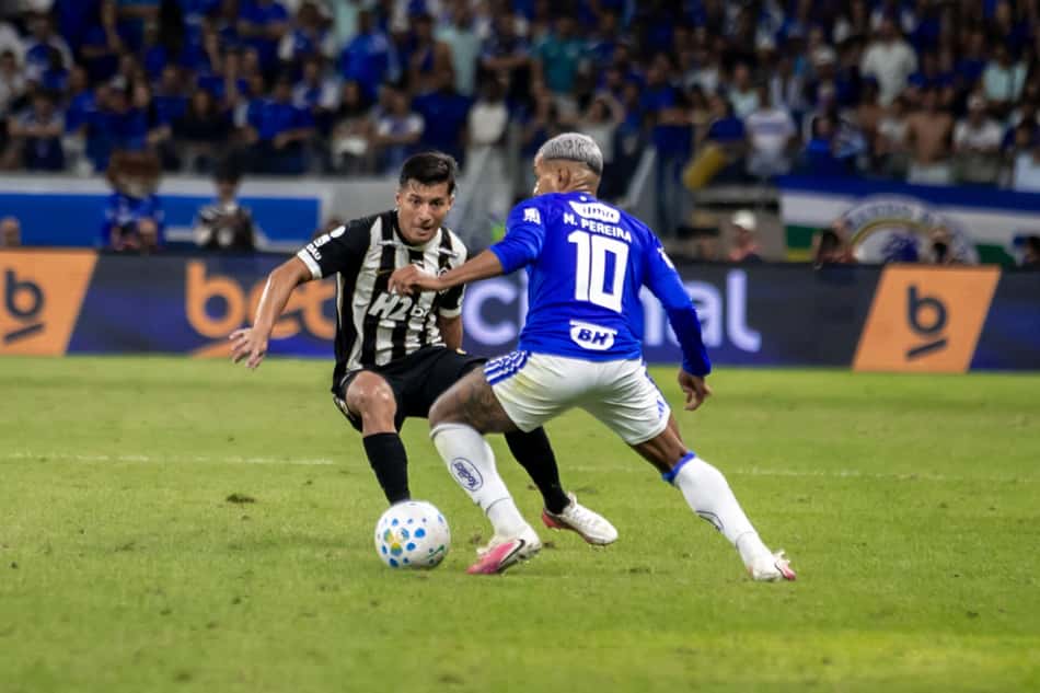 Matheus Pereira conduzindo a bola em jogo entre Cruzeiro e Atlético-MG