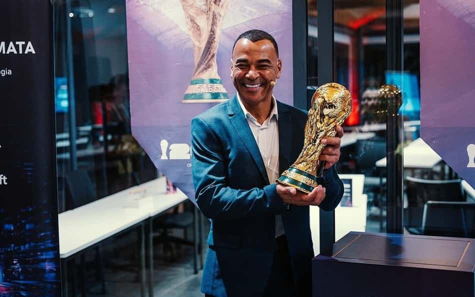Cafu com a taça da Copa do Mundo