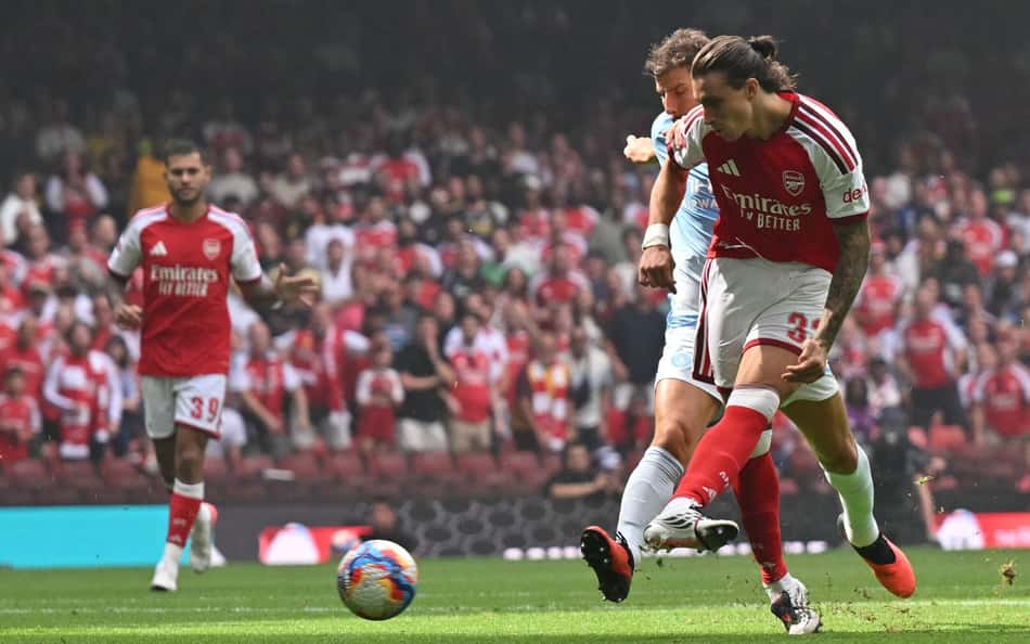 Calafiori abrindo o placar para o Arsenal no duelo contra o Manchester City na Supercopa da Inglaterra