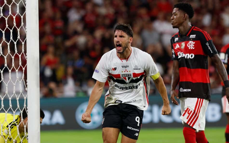 Calleri comemora gol contra o Flamengo no Maracanã pelo Brasileirão