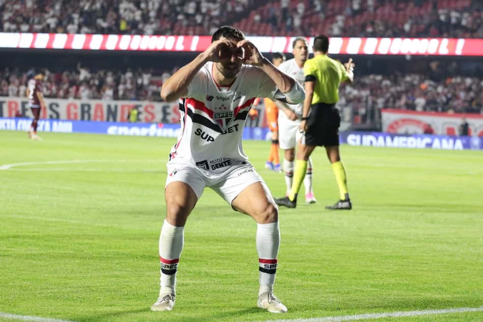 Calleri comemora gol de pênalti na vitória do São Paulo sobre o Bolívar