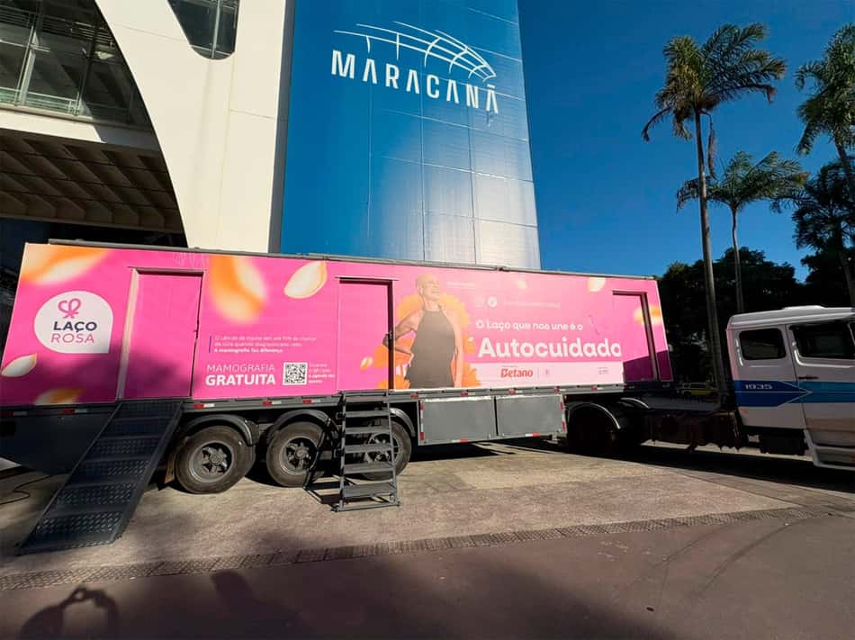 Caminhão rosa estacionado em frente ao estádio do Maracanã