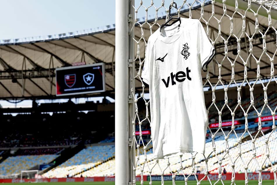 Camisa branca Botafogo pendurada na rede do Maracanã