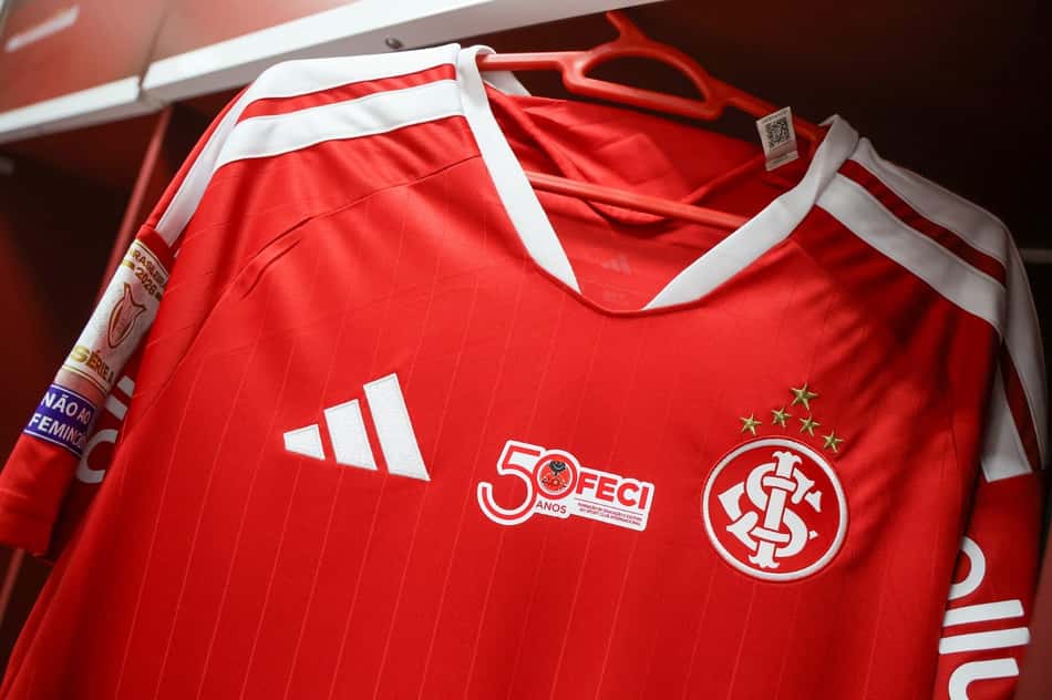 Camisa do Internacional com logo da Feci no peito