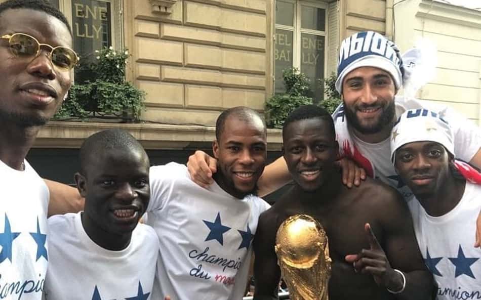 Jogadores da França com a taça da Copa do Mundo de 2018