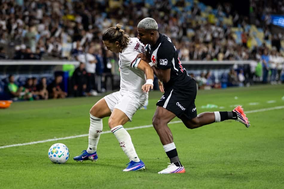 Canobbio e Cuiabano em ação no clássico entre Vasco e Fluminense na Copa do Brasil